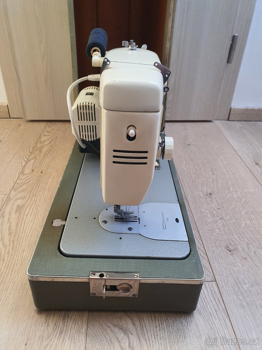 Starší šicí stroj - 4