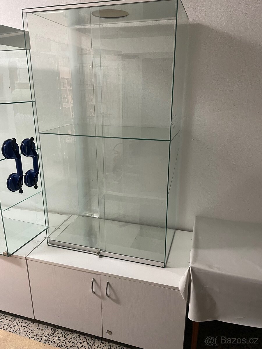prosklené vitríny se zámkem a světlem - 4