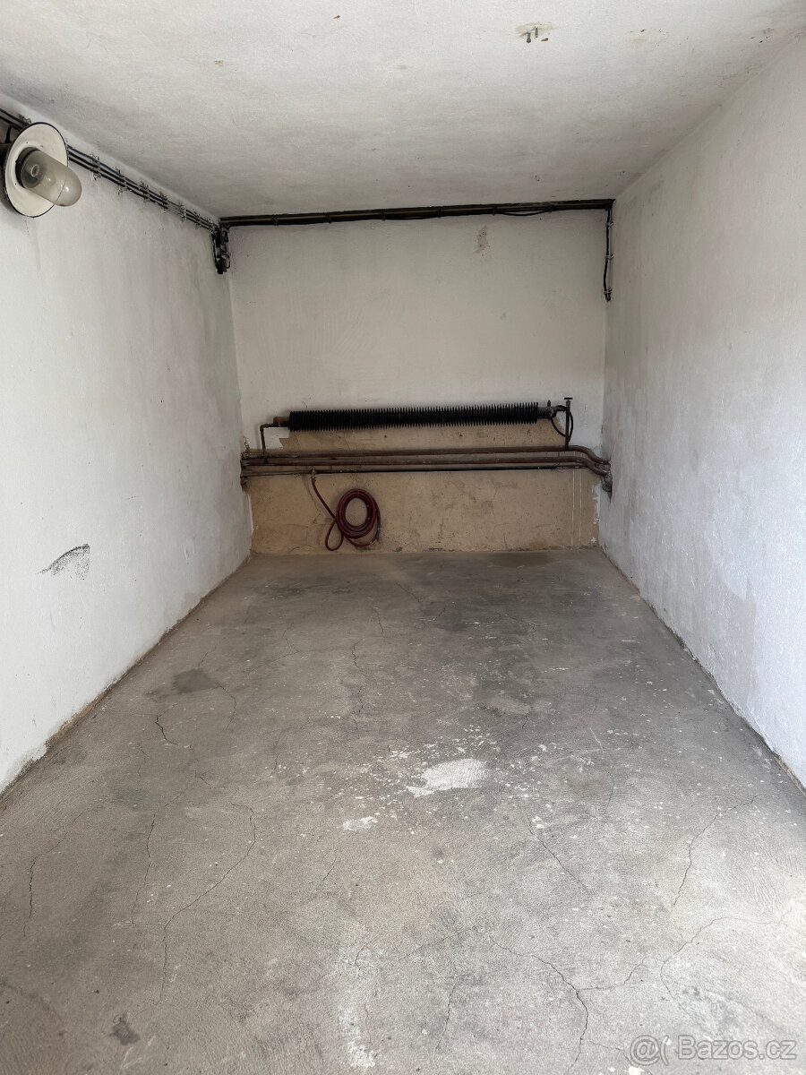 PRONAJMU PROSTORNOU GARÁŽ MOŽNOST I JAKO SKLAD - 4
