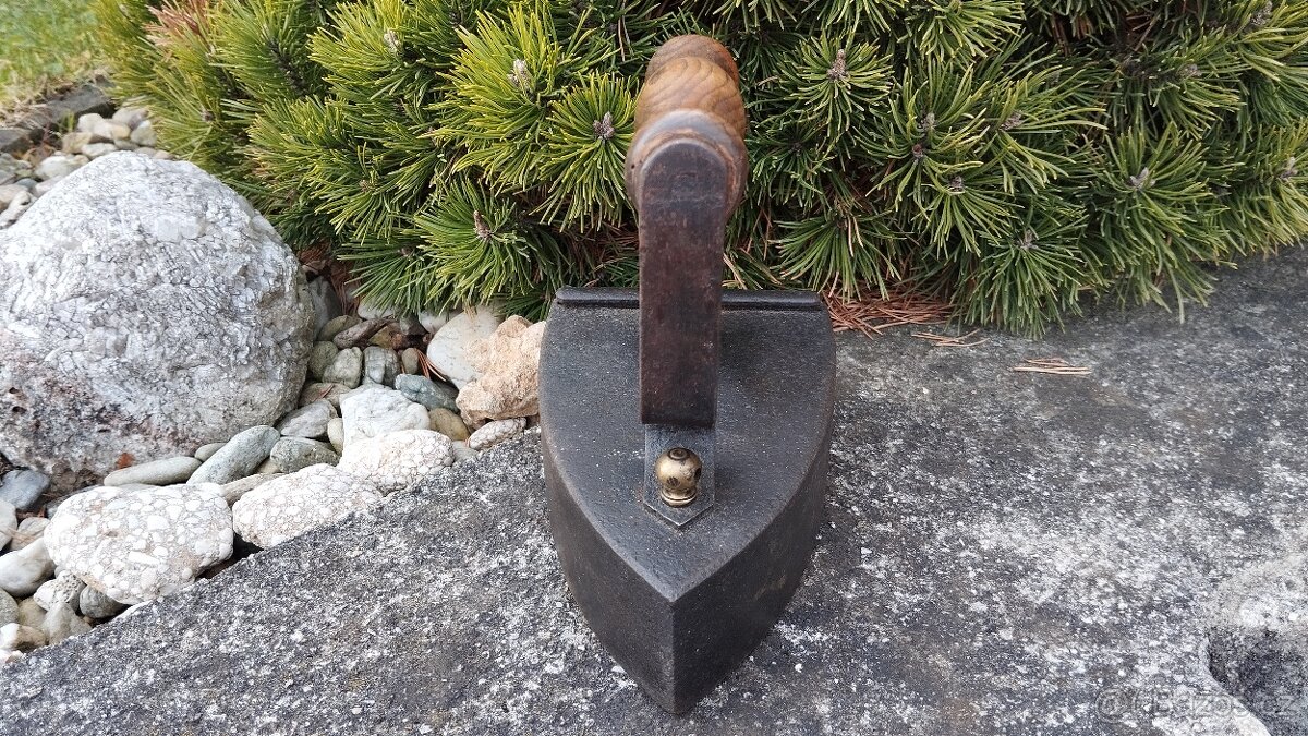 Stará žehlička patent W.LUNDH No 5 nahřivacím tělískem - 4