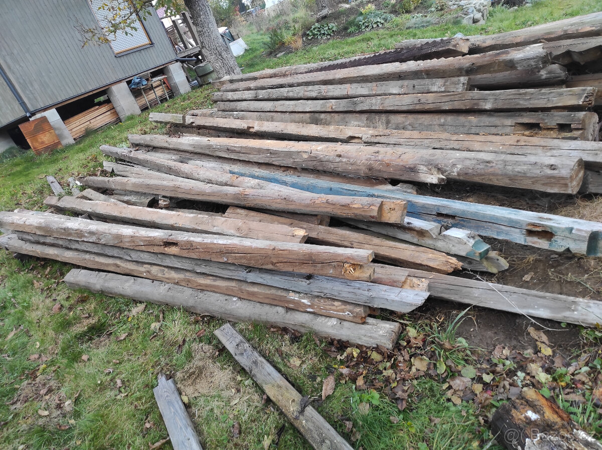ručně tesané trámy ze střechy - 4