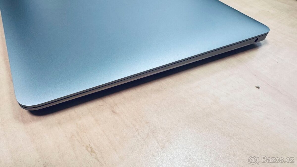 Apple MacBook Air model A2718 - 4