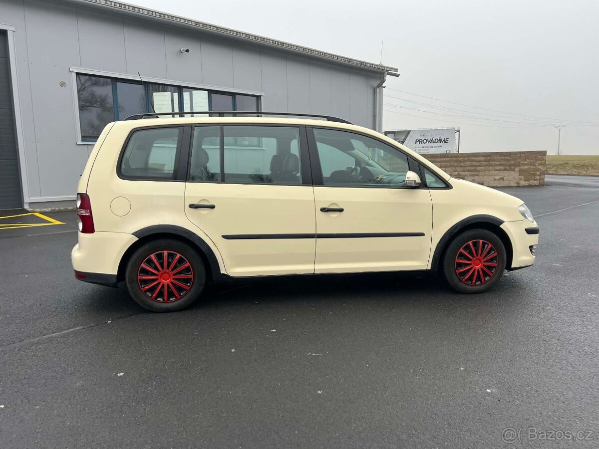 Volkswagen Touran - 4