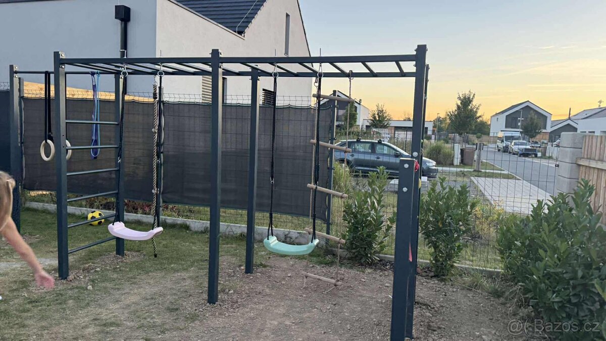🏋️ Workoutové hřiště 2.0 – multifunkční venkovní konstrukce - 4