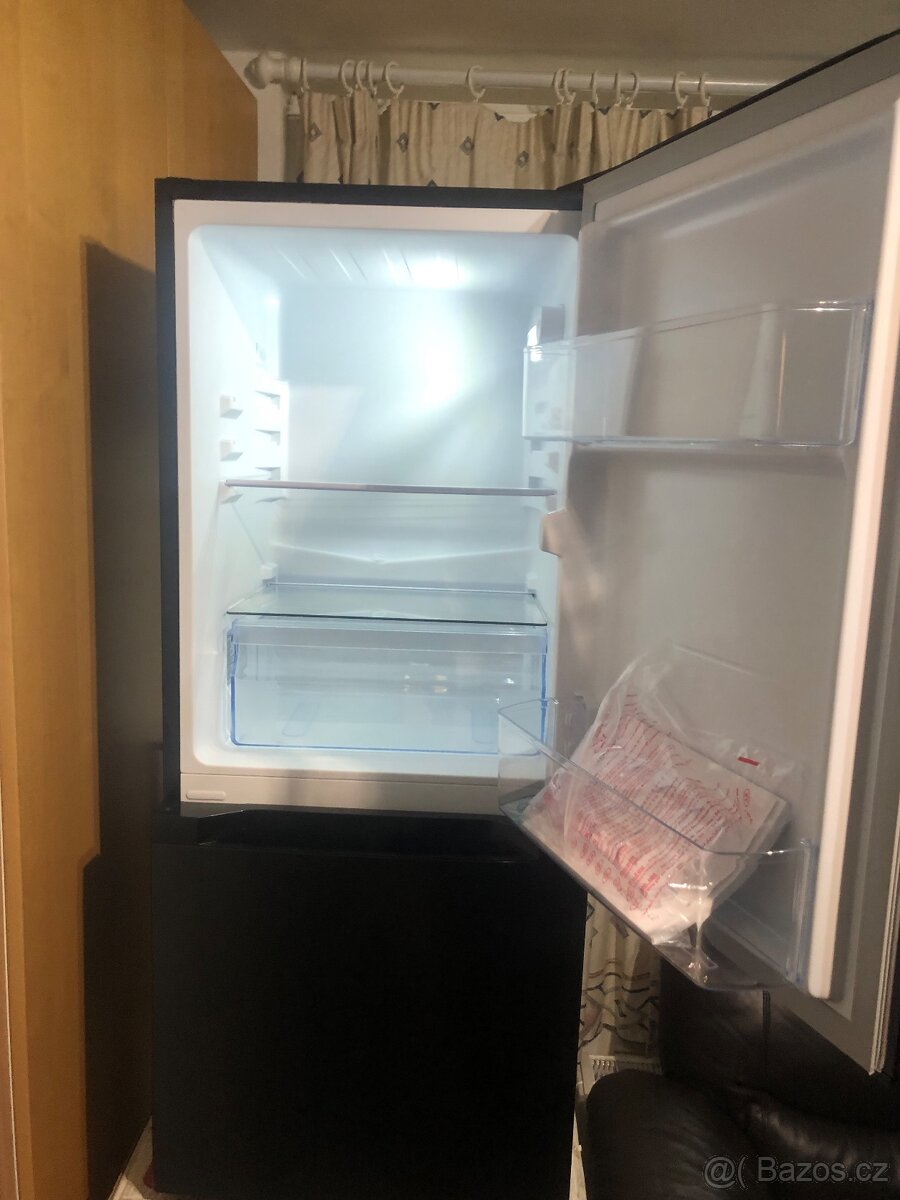 Krásná nová malá lednice s mrazákem CHIQ - 4