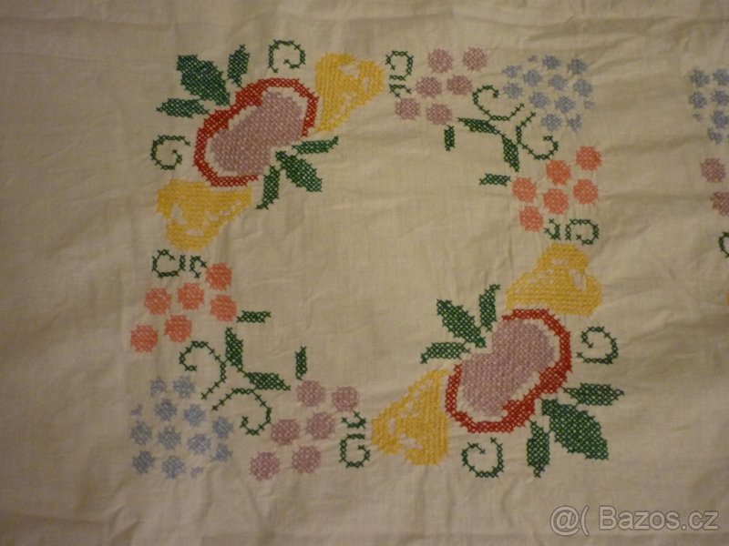 Vyšívané ubrusy a polštářek - 4