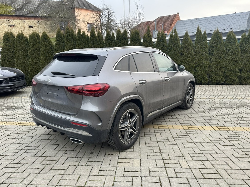 Mercedes-Benz GLA 200 - 4
