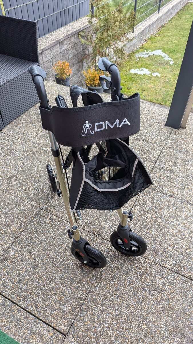 Odlehčené čtyřkolové skládací chodítko DMA - 4