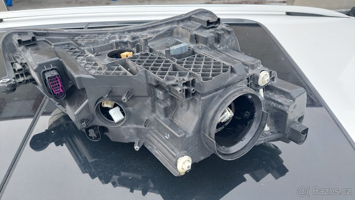 Superb III přední pravé světlo - 4