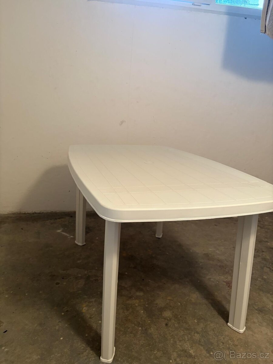 Plastový stůl - 4