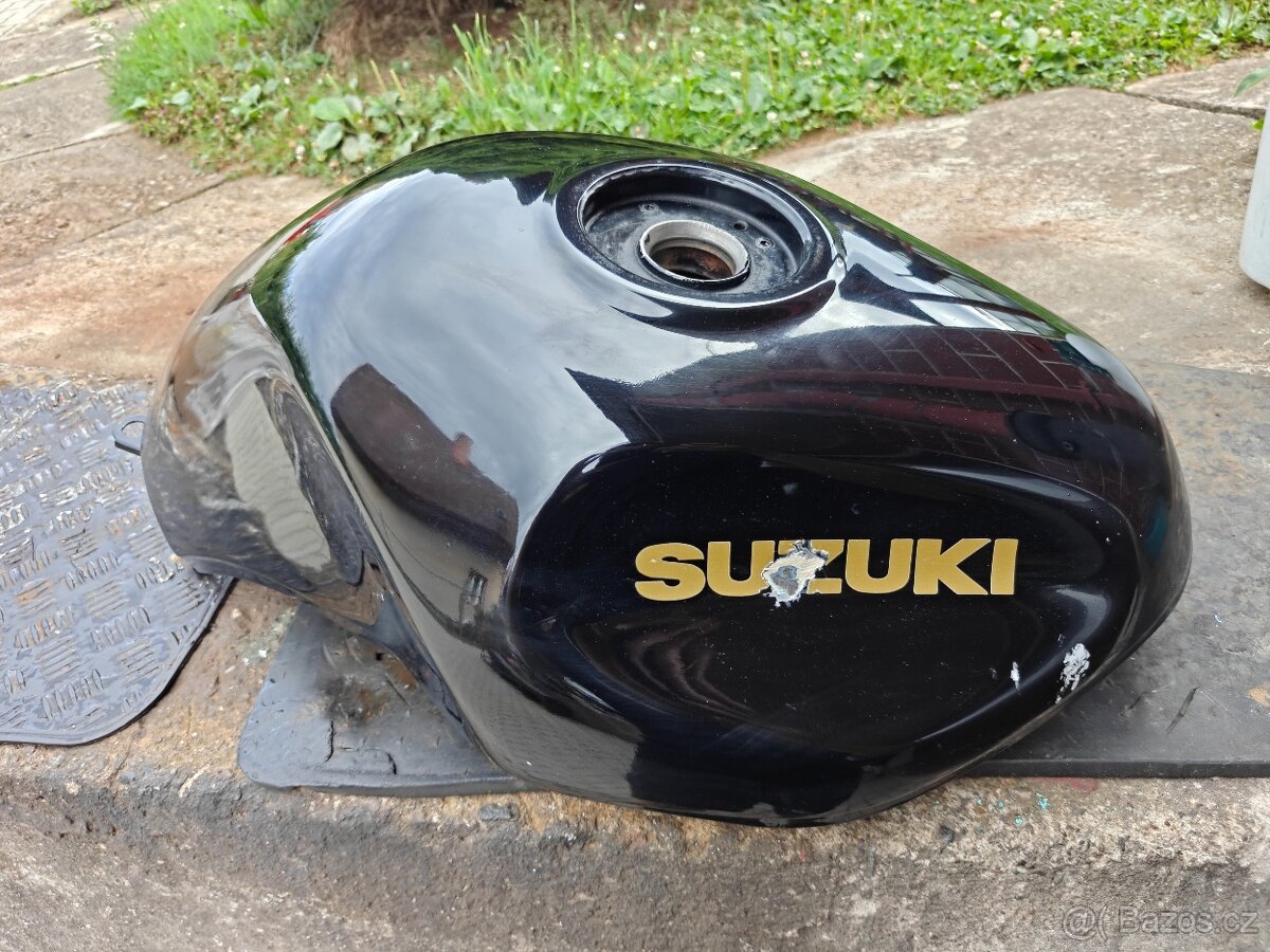 Suzuki Bandit GSF 1200 1996 - 2000 - nádrž - 4