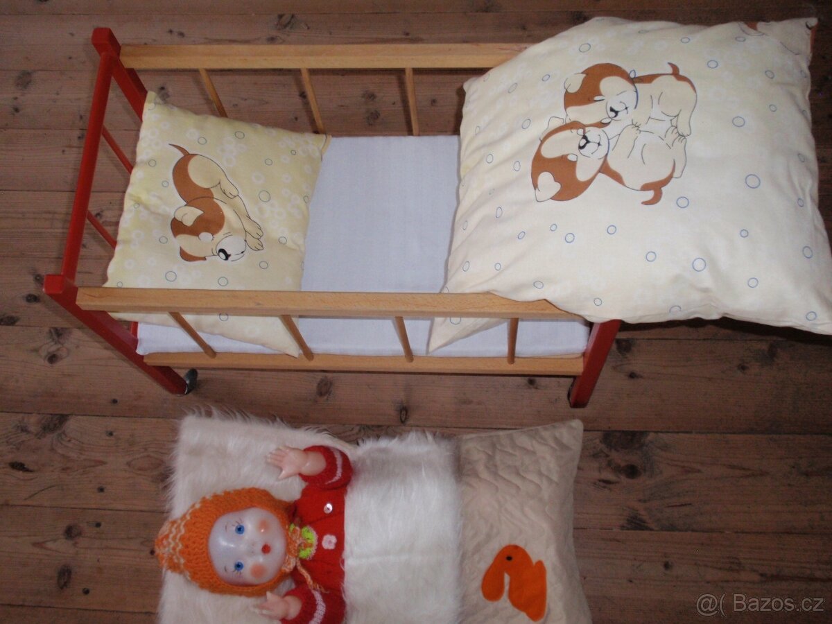 Pojízdná dřevěná postýlka i s panenkou a doplňky - 4