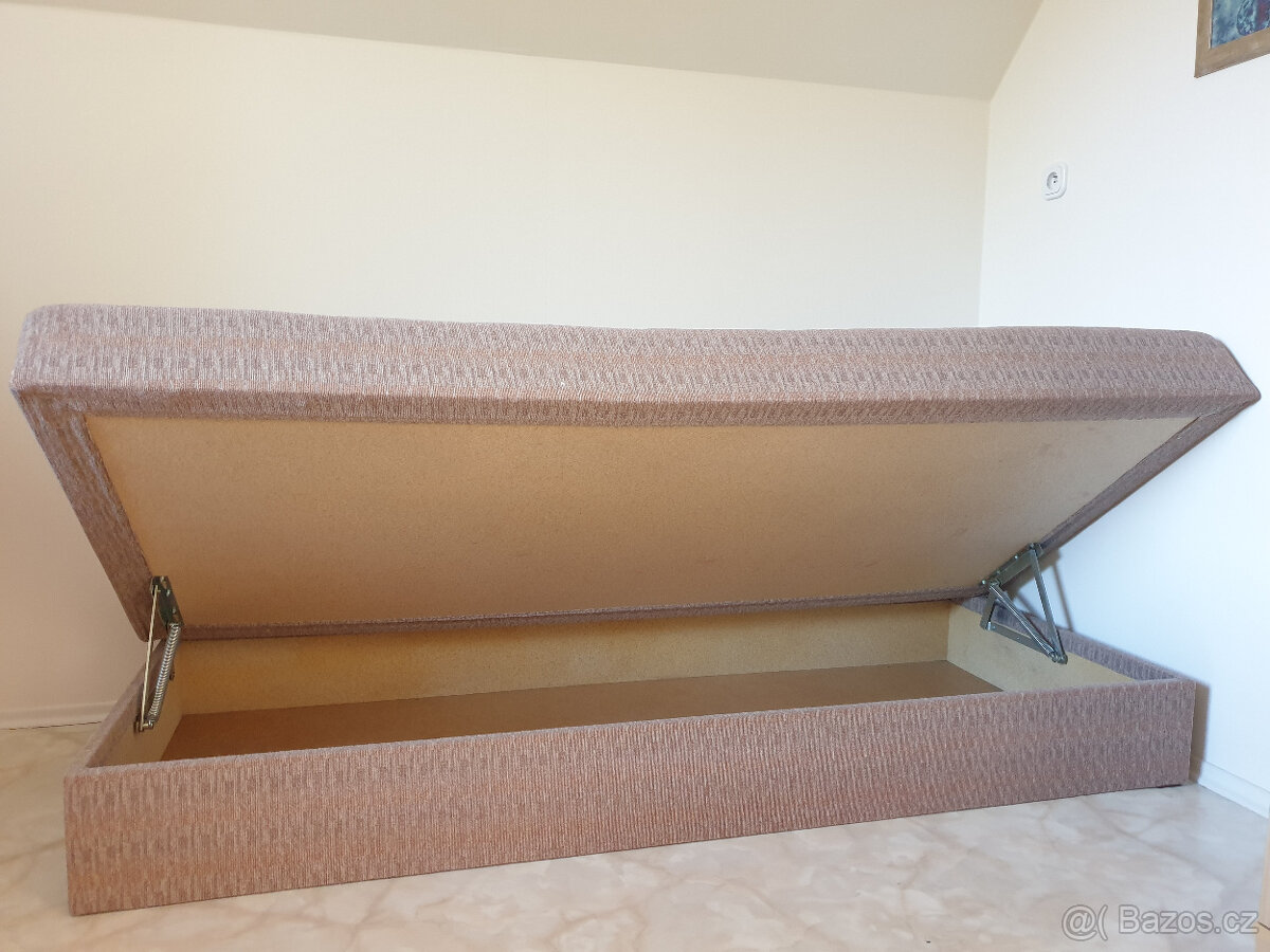 Válenda čalouněná - 4