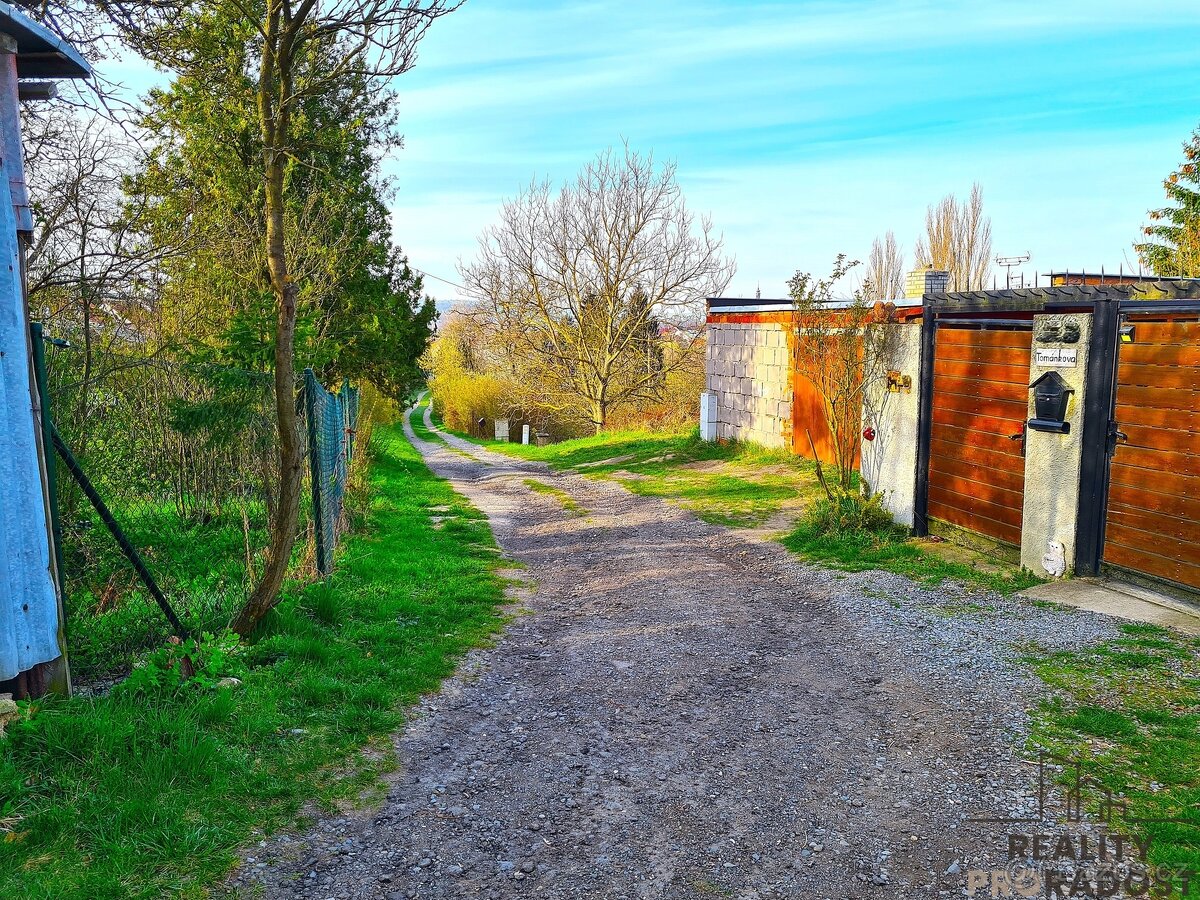 Prodej stavebního pozemku v klidné ulici blízko centra Rousí - 4