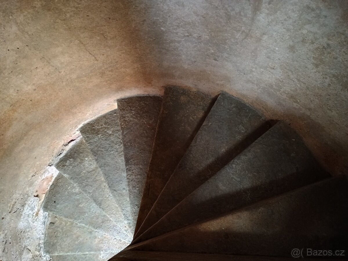 Zámecké opukové točité schodiště - 4