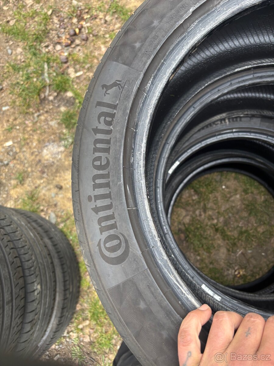 Continental 235/45/18 - 4