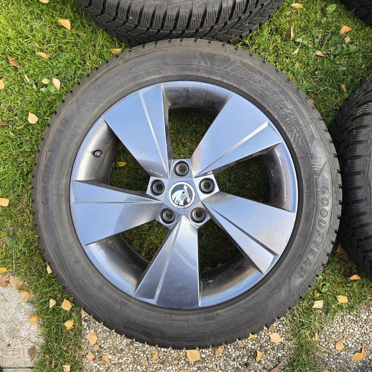Zimní kola Škoda 215/55 R17 - 4