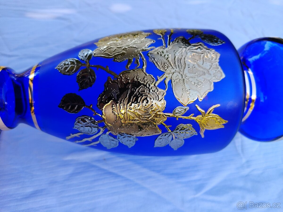 Modrá skleněná váza se zlatým motivem - 4