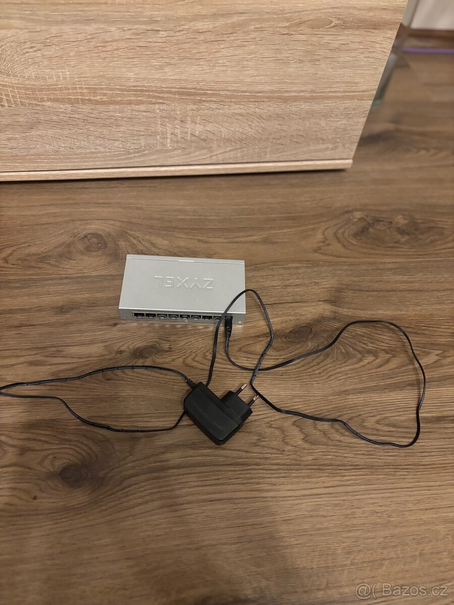 8portový síťový switch Zyxel funkční - 4