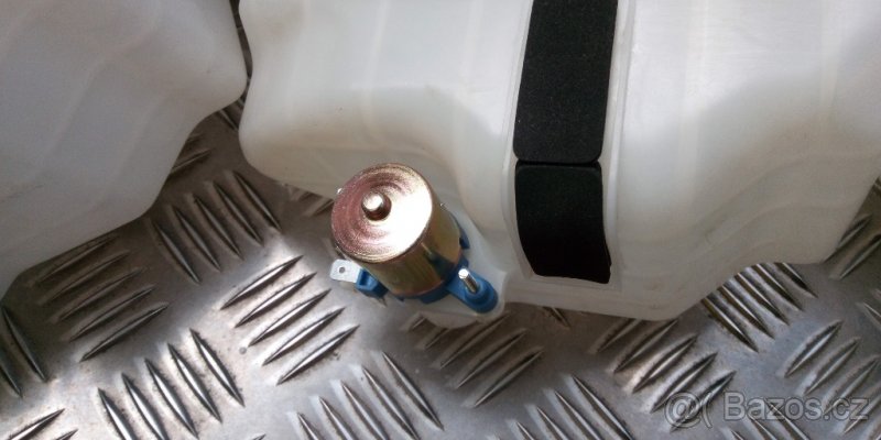 Mazda 323 nádobky ostřikovačů - 4