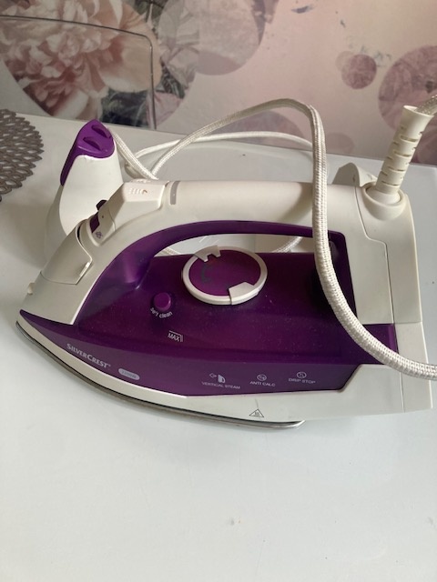 Žehlička a žehlicí prkno - 4