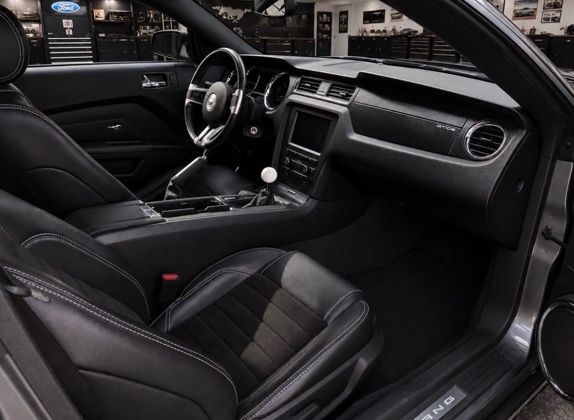 Ford Mustang 5.0L V8 manual - 4