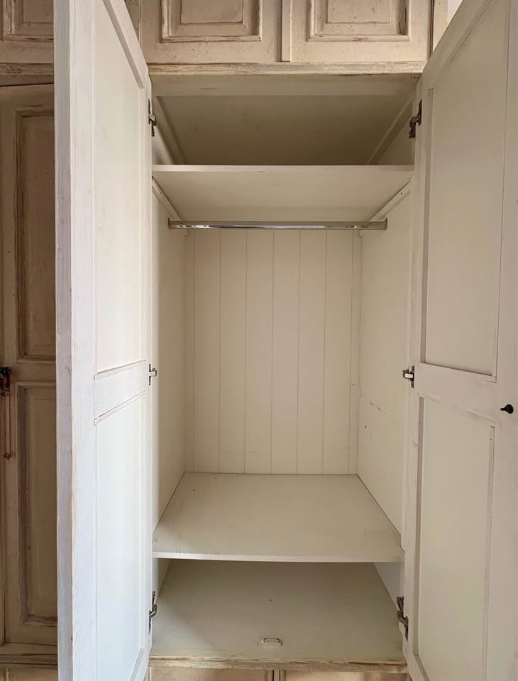 Patinovaná šatní skříň - 4