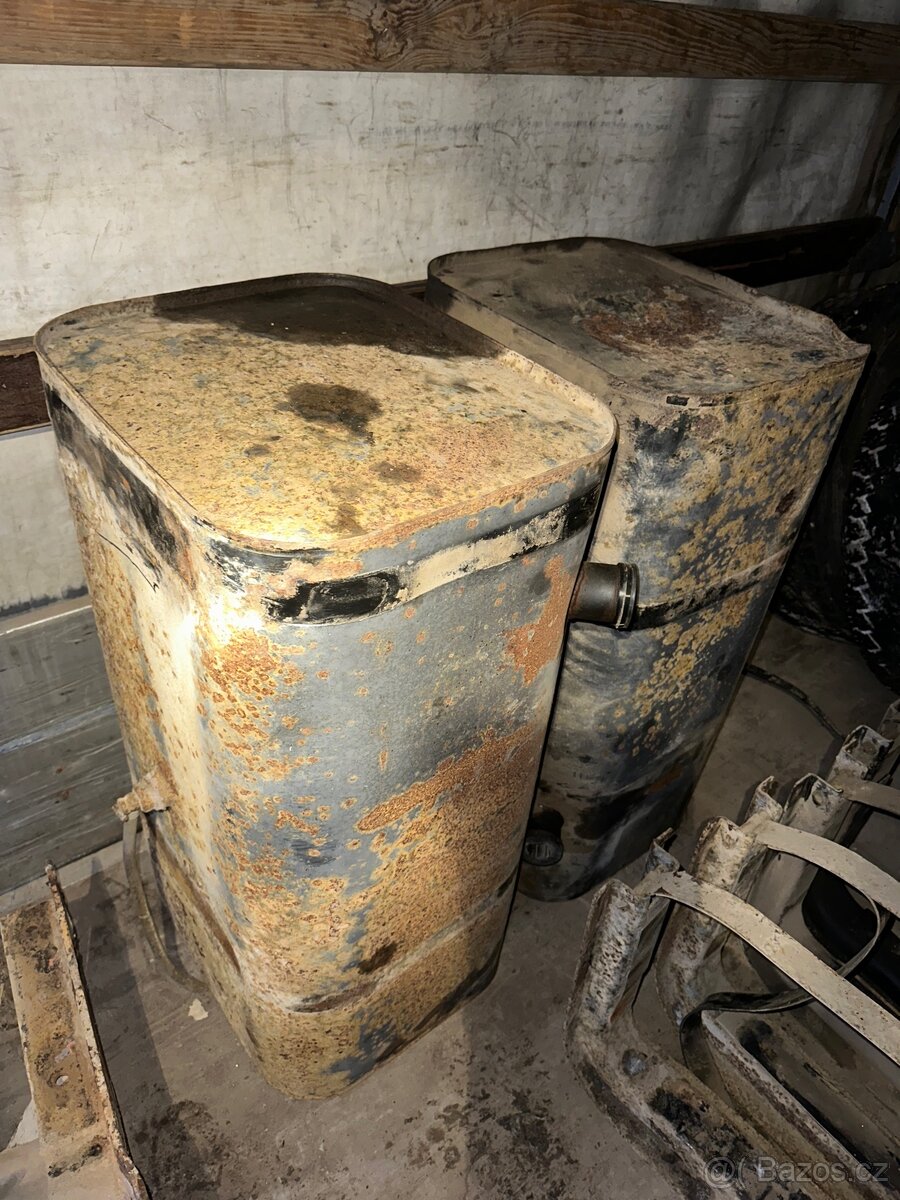 Palivová nádrž i s držáky - 4