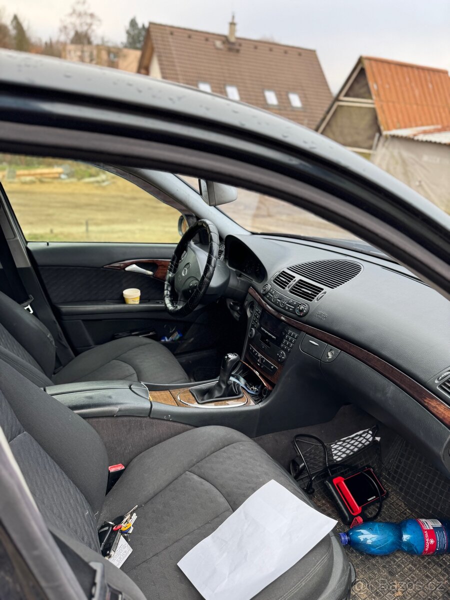 Mercedes benz 211 E 240 - 4