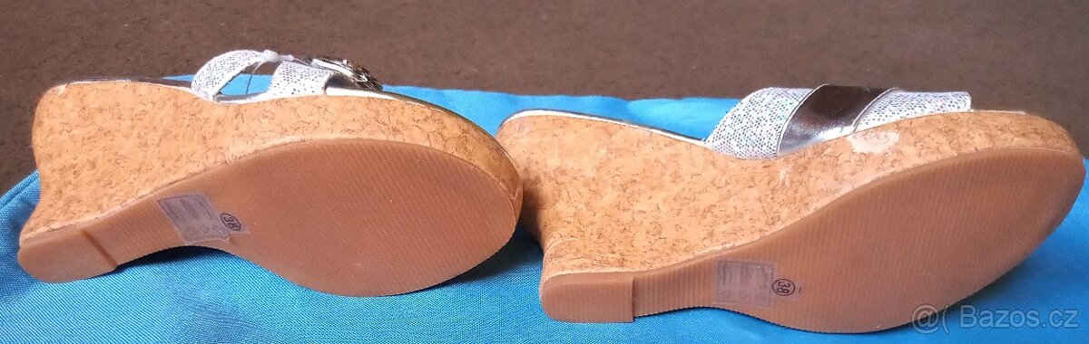 Stříbrné pantofle Nové na vysokém klínku vel. 38 - 4