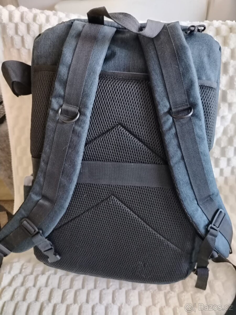 canon s objektivy a taškobatůžkem - 4