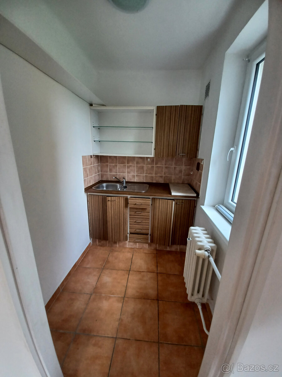 prostorný 1+kk v centru Ústí n.L. - 4