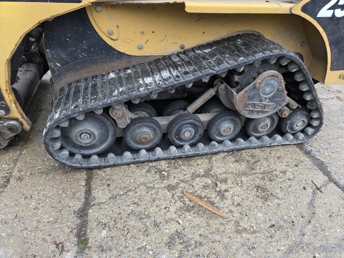 Caterpillar 257B pásový nakladač - 4