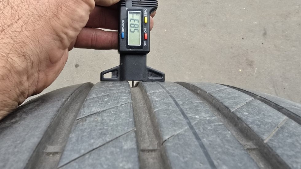 Letní pneumatika 235/40/19 Good Year - 4