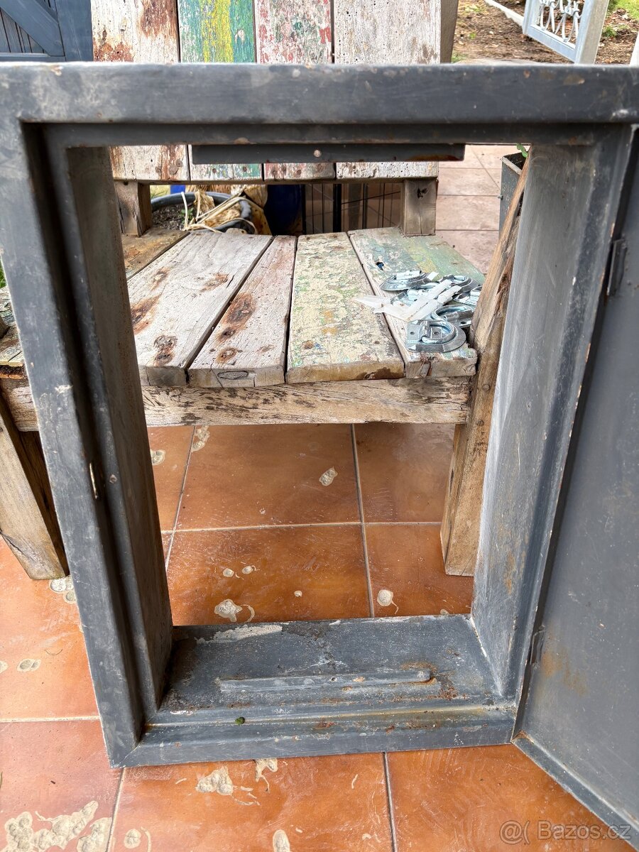 Kovová rozvodnice / rozvaděč / bedna - 4