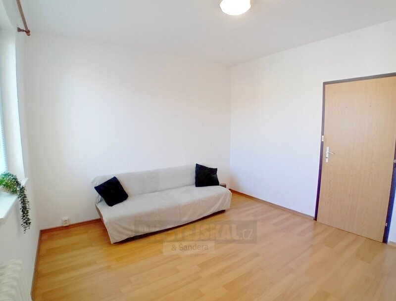 Pronájem prostorného bytu 3+1 s halou a lodžií, ca 78m², síd - 4