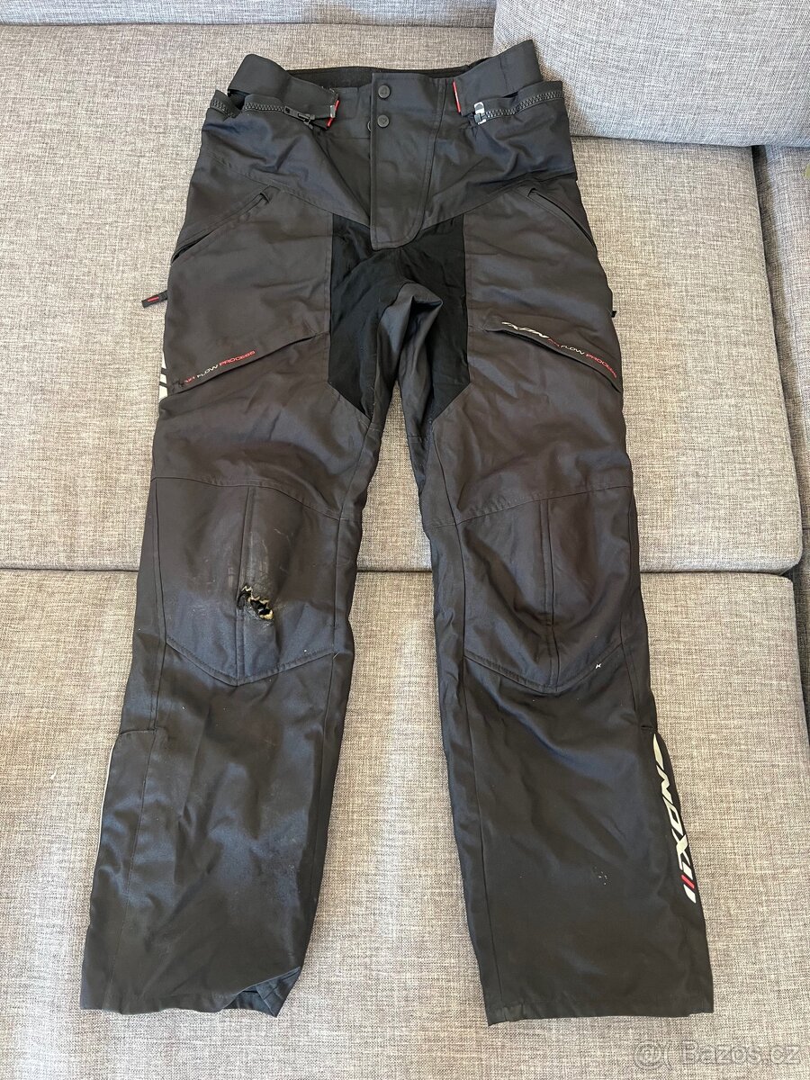 Motorkářská výbava - bunda a kalhoty Ixon, helma Airoh - 4