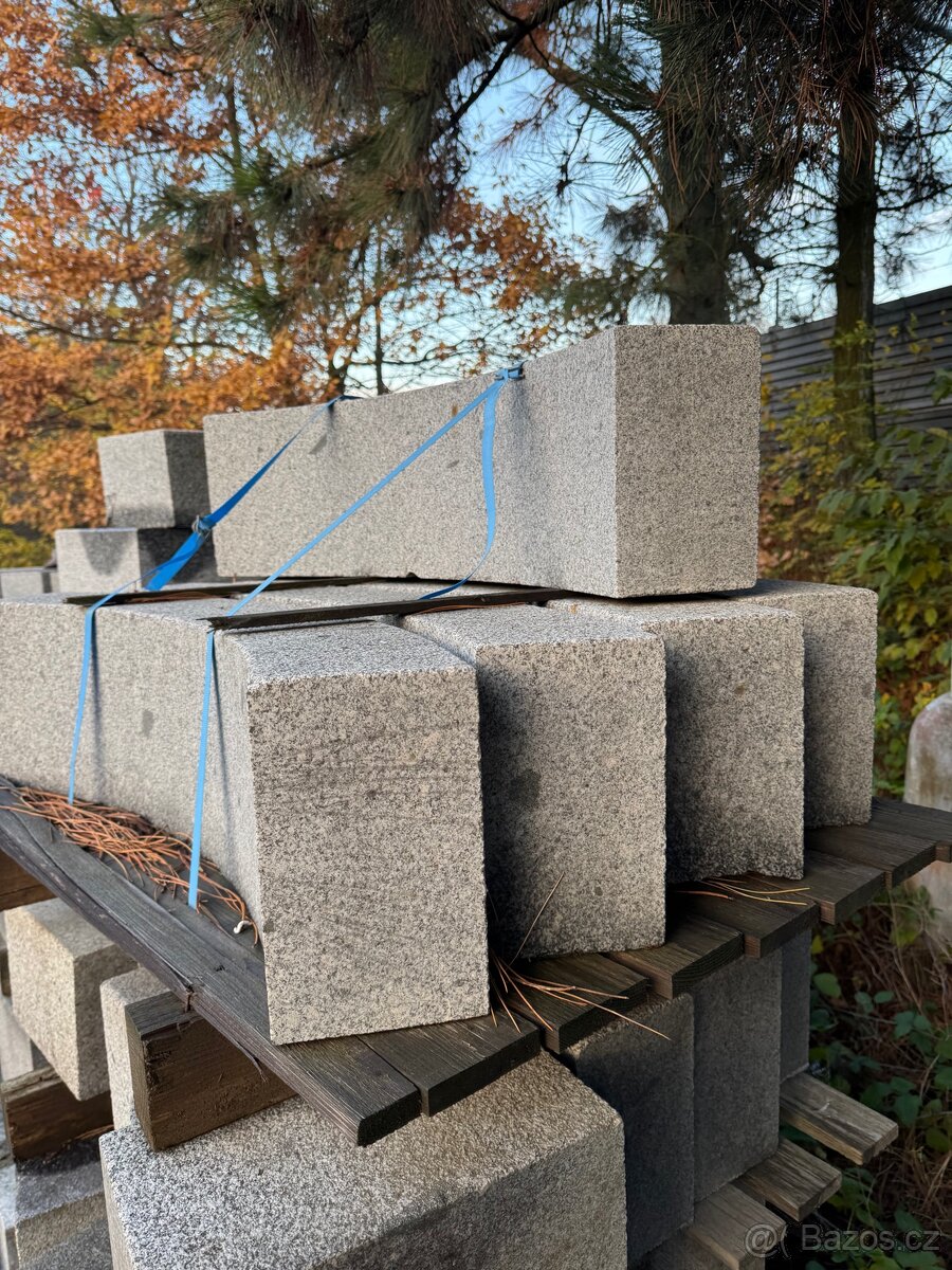 Žulové obrubníky a bloky CENA ZA VŠE NA FOTO - ASI 12 PALET - 4