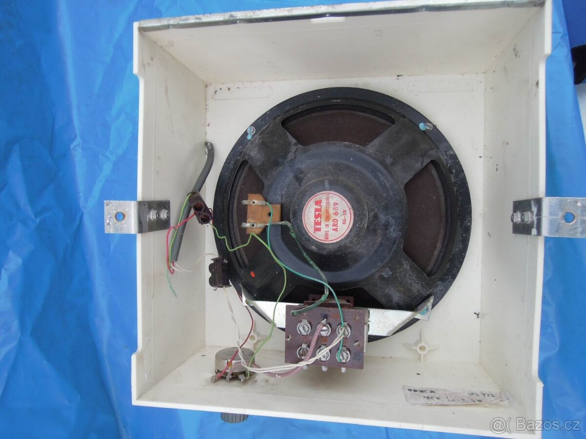 Reproduktor v plastové skřínce , různá sluchátka atp . - 4