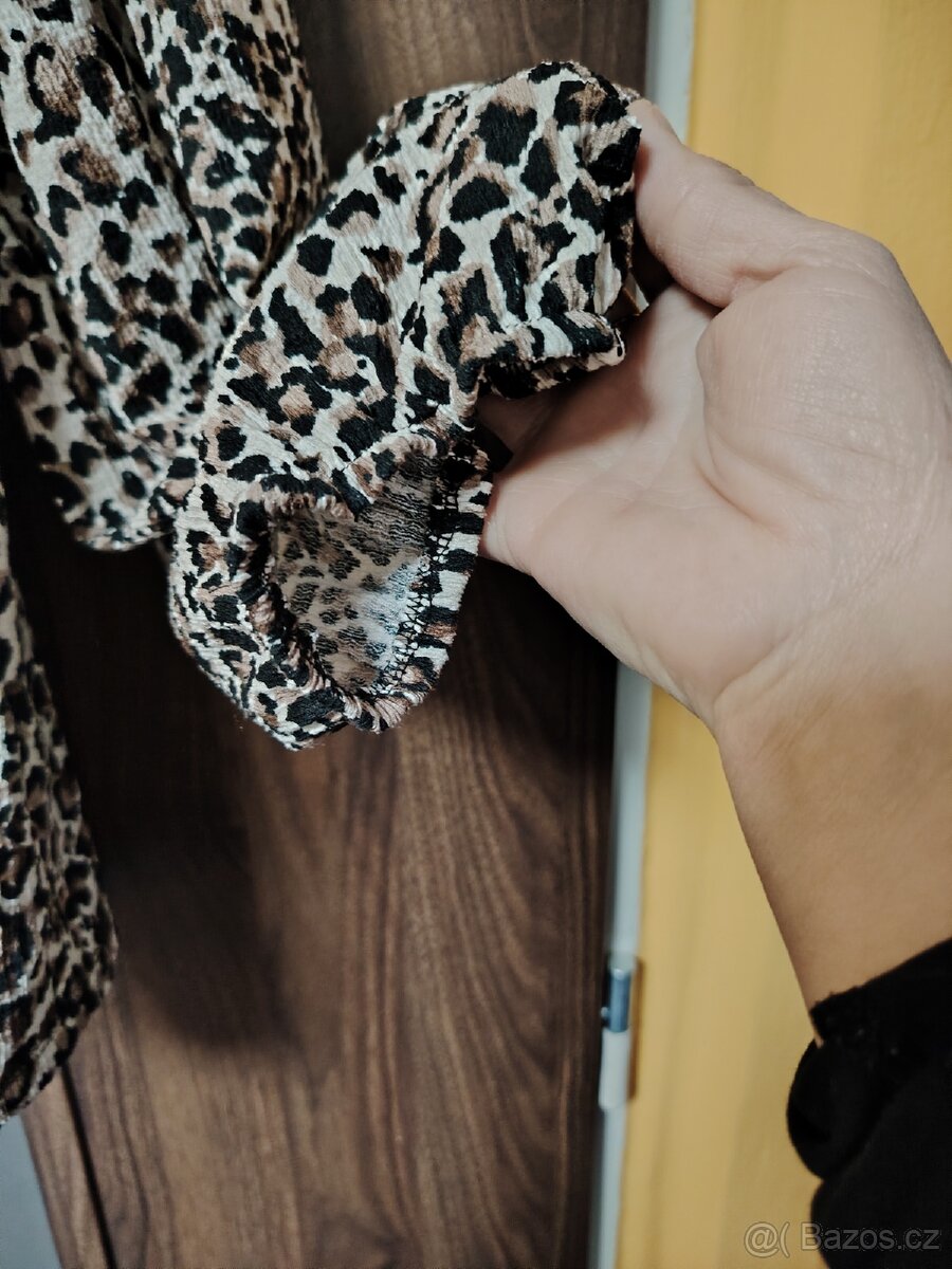 Dámská halenka s žabičkováním - 4