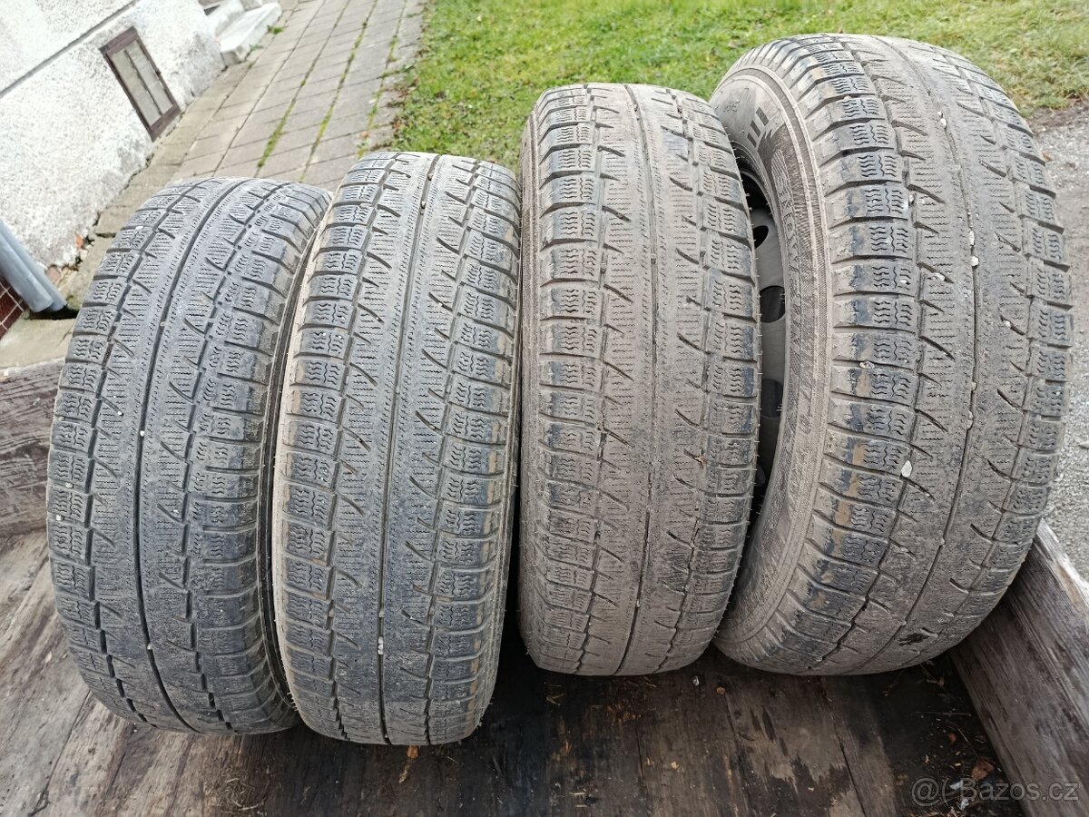 Zátěžové pneu zimní 215/75/16C vzorek cca 6mm - 4