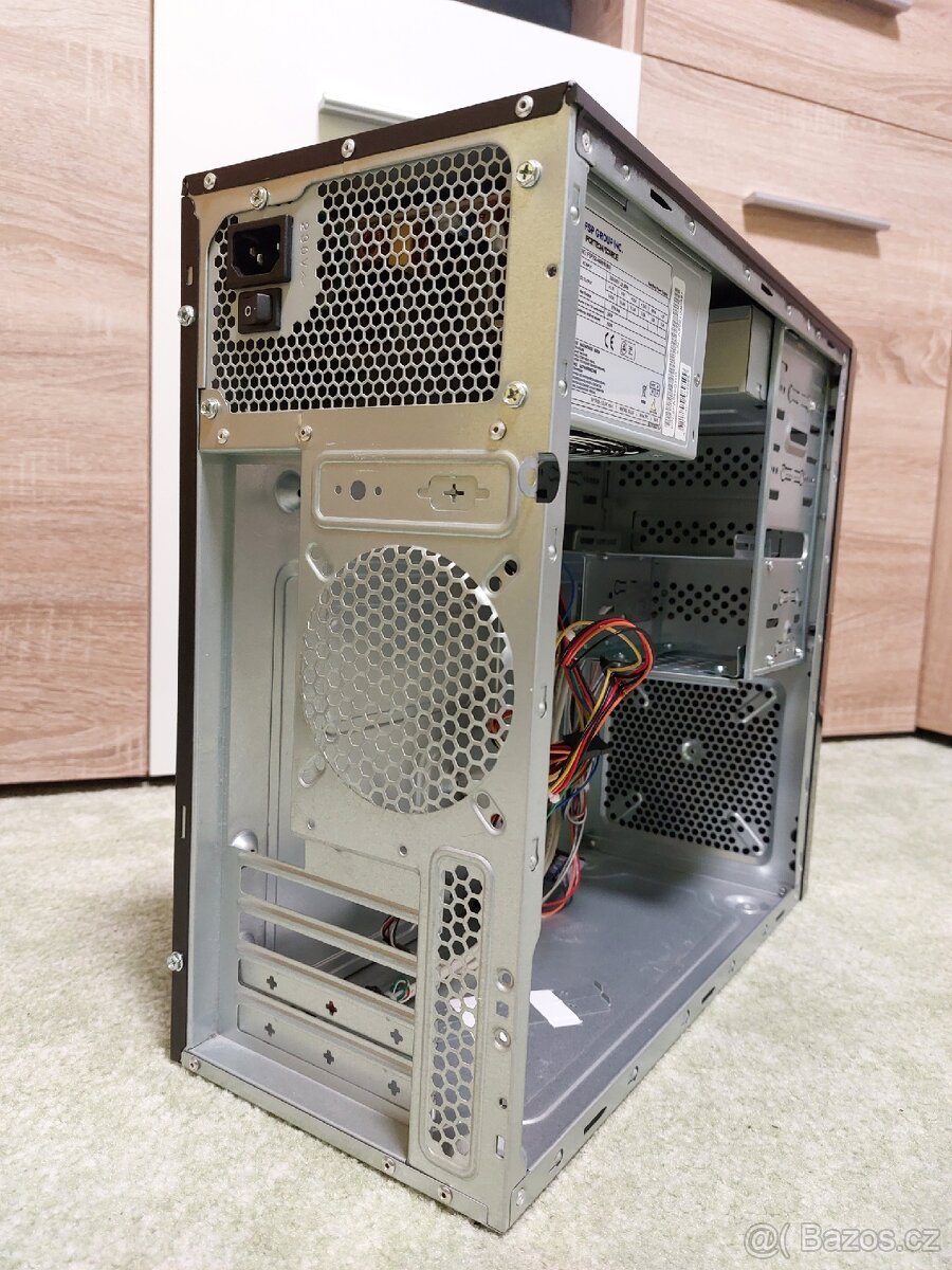 PC case + zdroj 250 W - 4