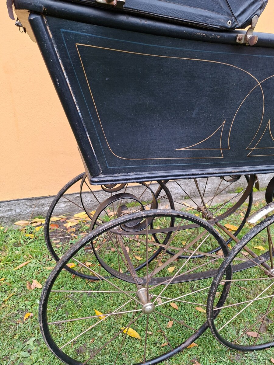 Starožitný kočárek pro miminko č. 633 - 4