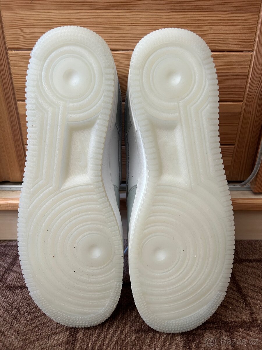 NIKE AIR FORCE 1 07' LV8 - 4