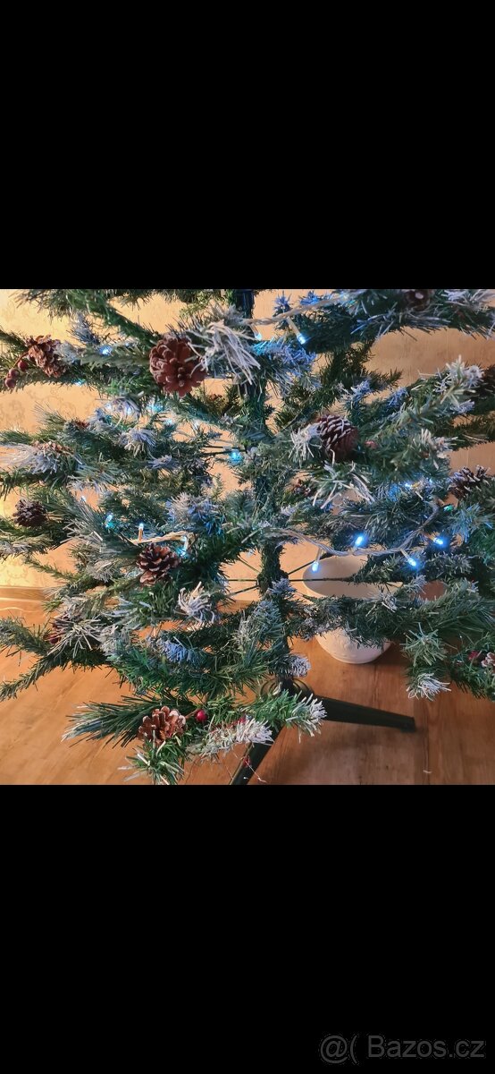 Prodej umělého vánočního stromečku. - 4