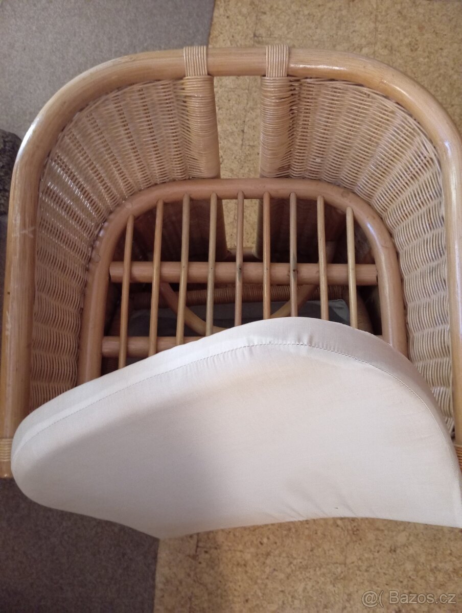 Prodám proutěné křesílko s úložným prostorem a kožešinou - 4