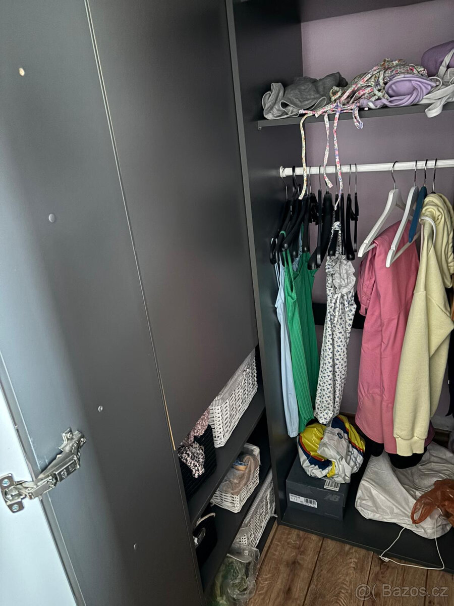 Šatní skříň se vstupem - 4