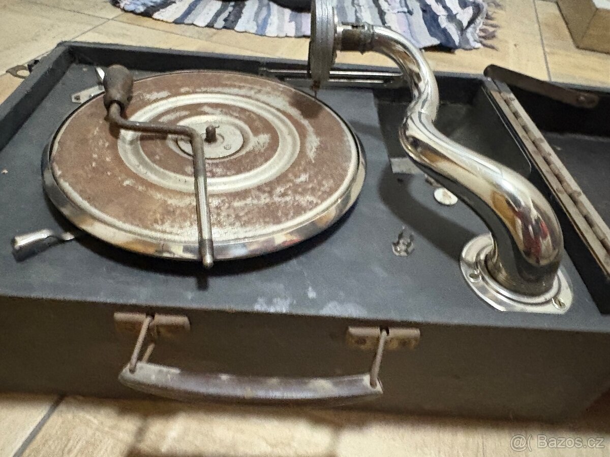 Kufříkový gramofon na kliku - 4