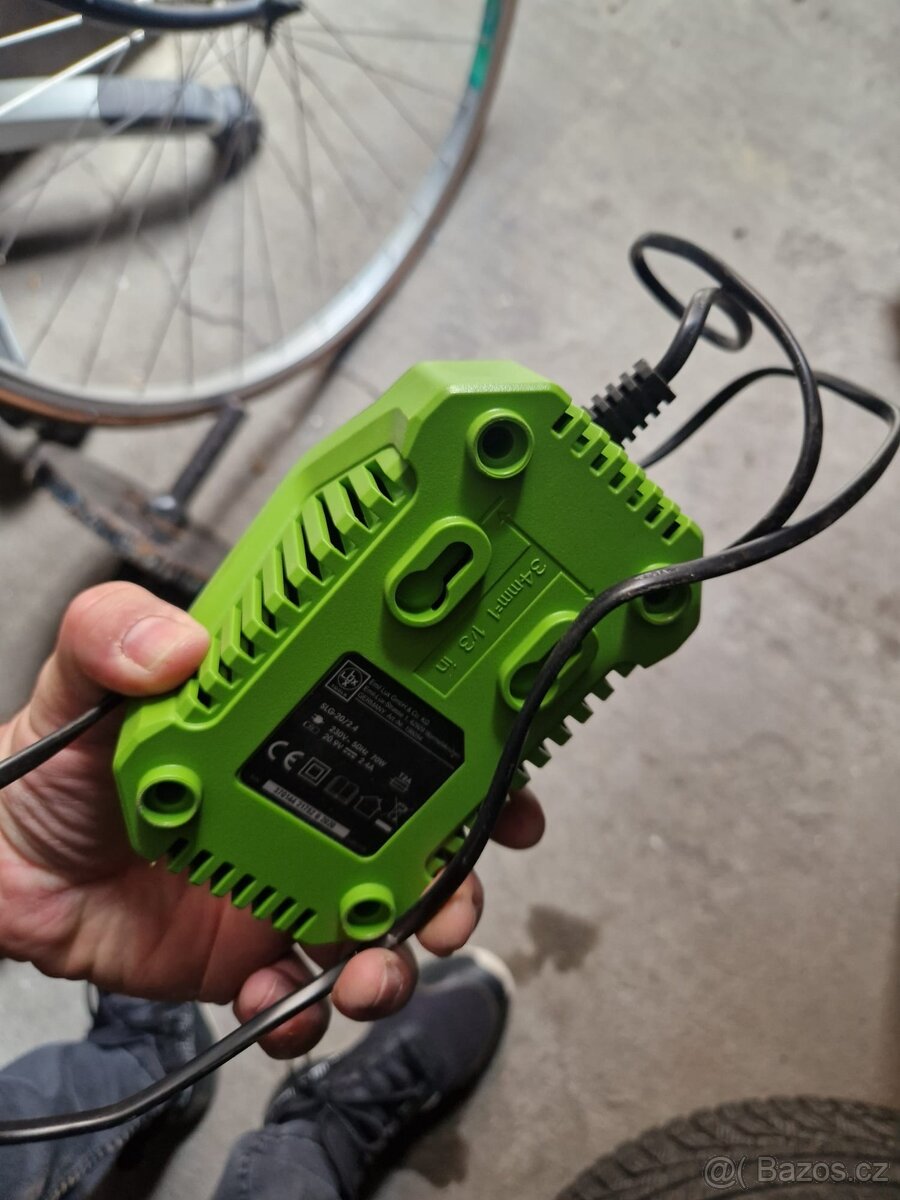 Prodám aku nůžky na živý plot +aku nabíječku - 4