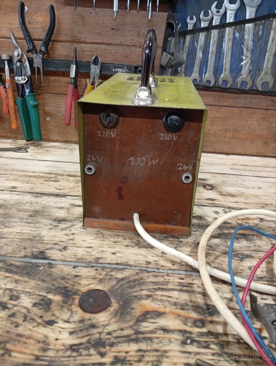 Vybavení dílny. Nabíječka, hasicí přístroj, pila - 4